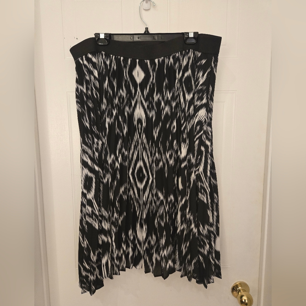 2X Plus Worthington Black and White A-Line Pleated Elasticized Waist Midi Skirt